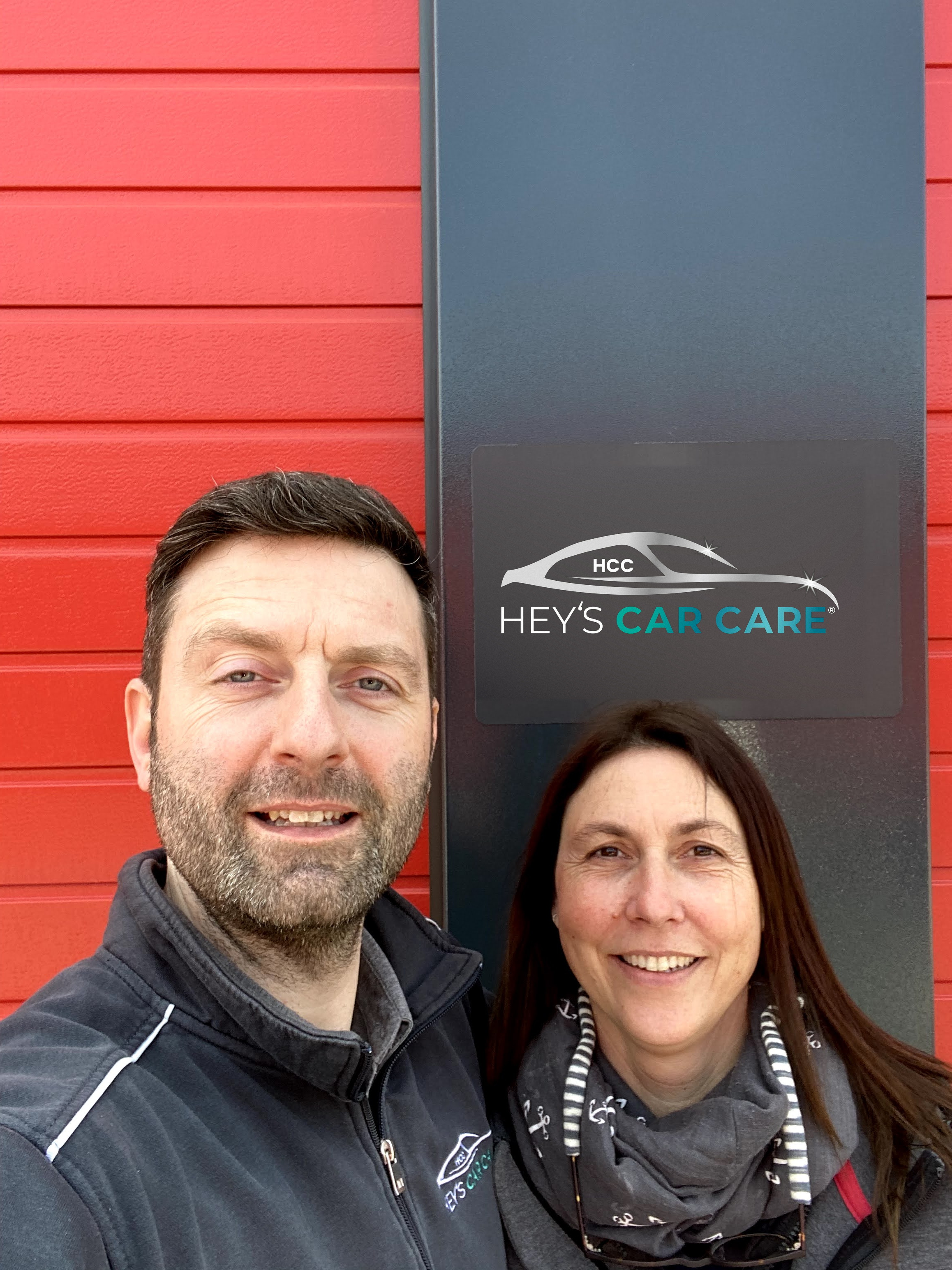 Markus Hey mit seiner Frau vor dem HCC-Studio in Mechernich-Obergartzem