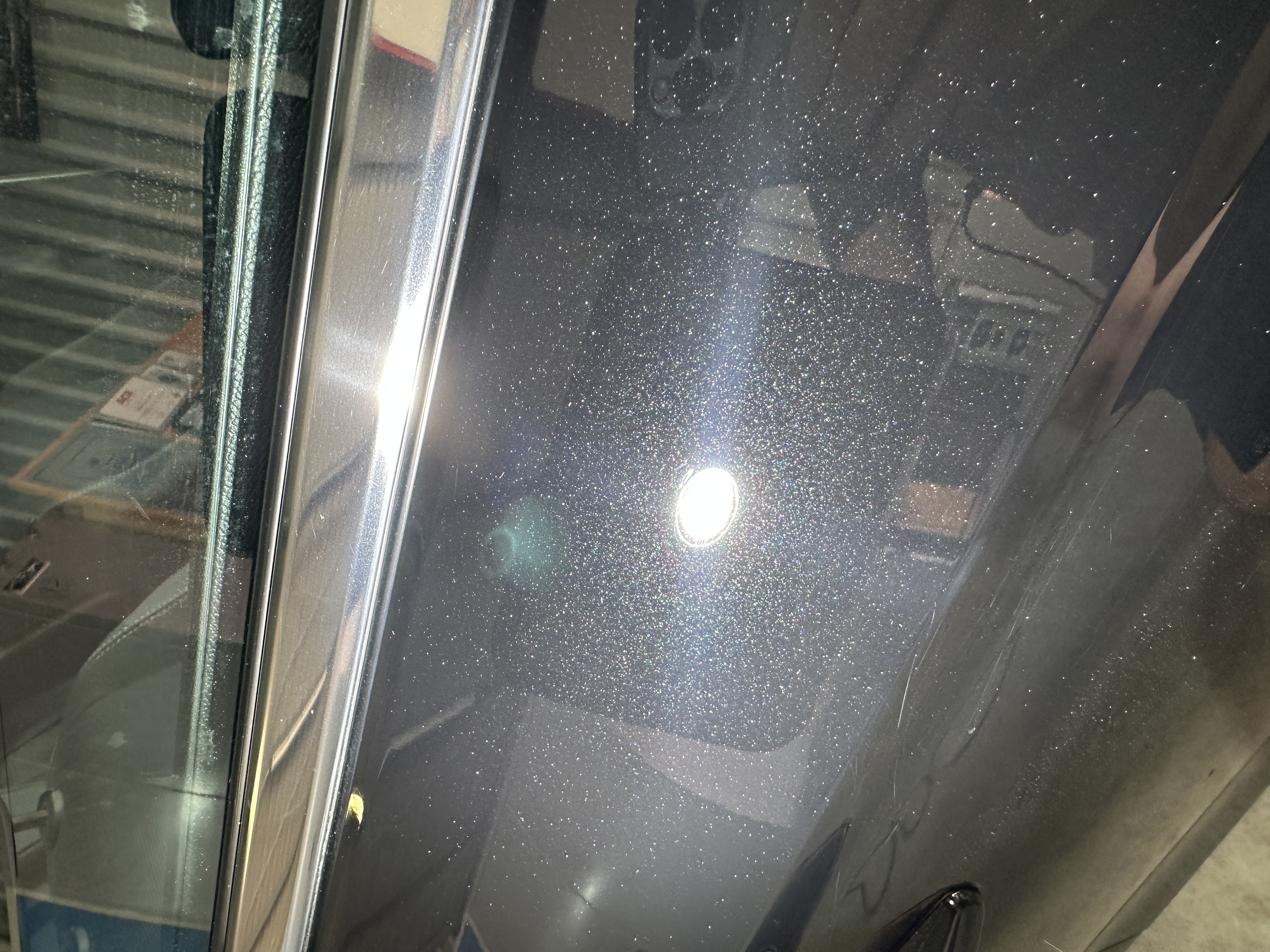 Schwarzer Autolack mit Tiefenglanz nach der Lackkorrektur bei HCC Hey's Car Care